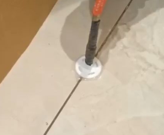 和硕瓷砖空鼓维修公司专业解答瓷砖在铺贴过程中，如果没有涂抹均匀到位的粘结材料（如水泥砂浆或瓷砖胶），可能会导致以下问题