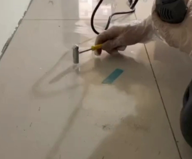 和硕瓷砖开裂维修公司专业分享瓷砖在铺贴前如果没有沥干水分，将会导致以下问题